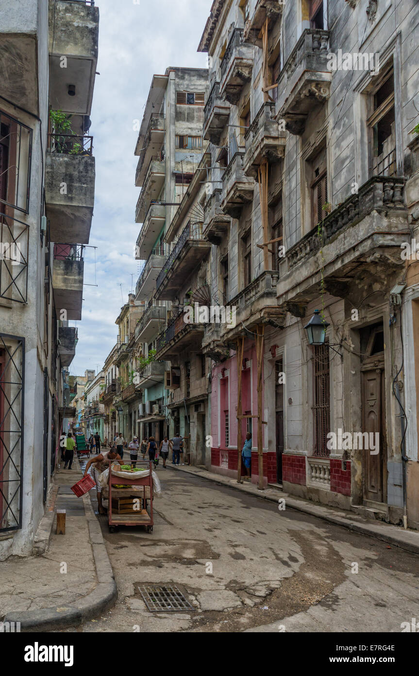 L'Avana, Cuba. Scena di strada con usurati edifici. Foto Stock