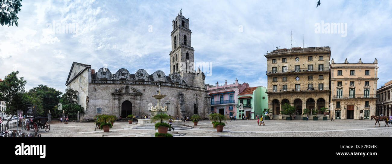 Ampia vista di una scena urbana a l'Avana vecchia con una vista di Fuentes Los Leones Chiesa Foto Stock