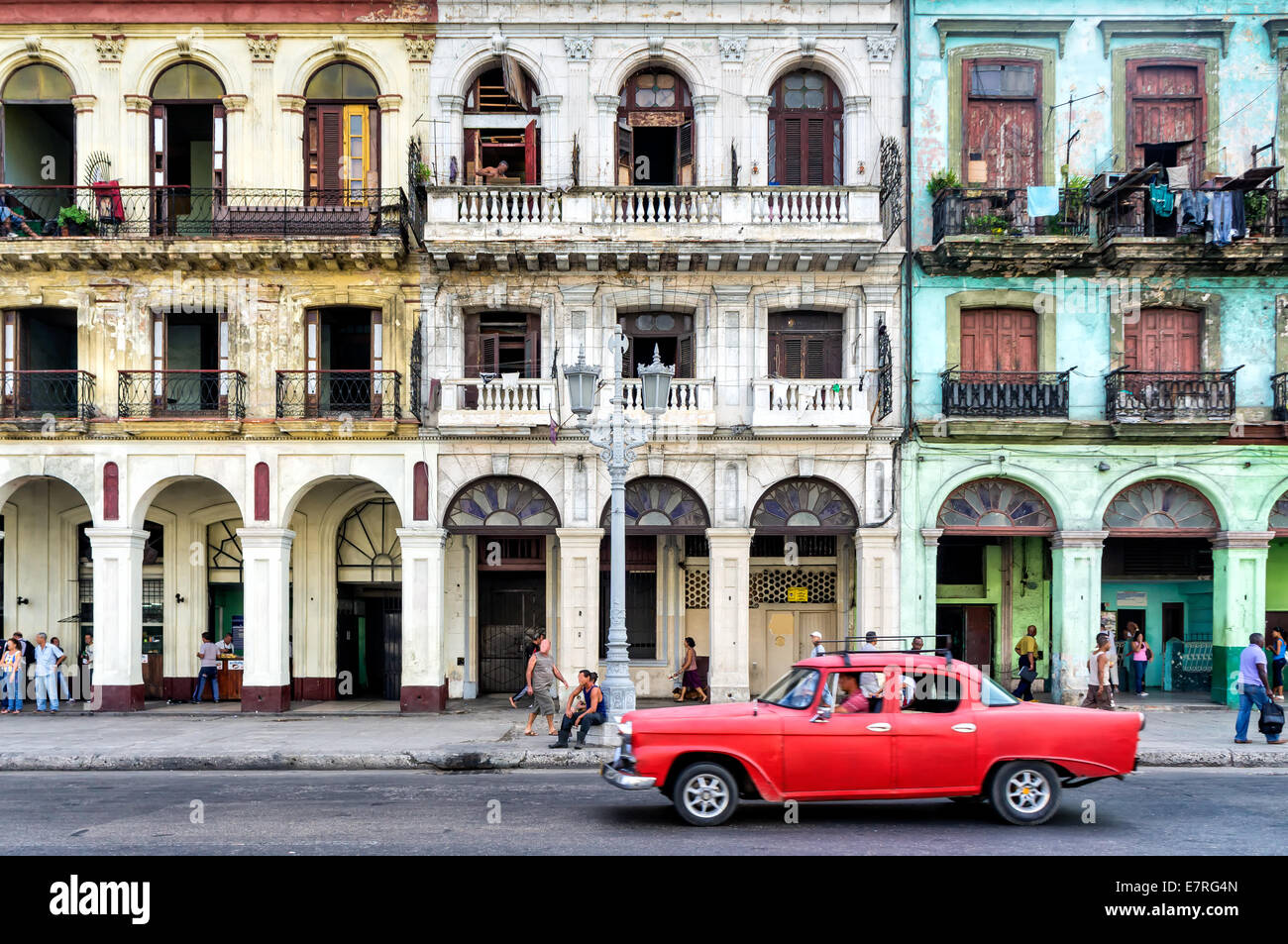 Scena di strada con auto d'epoca e indossato fuori di edifici a l'Avana, Cuba. Foto Stock