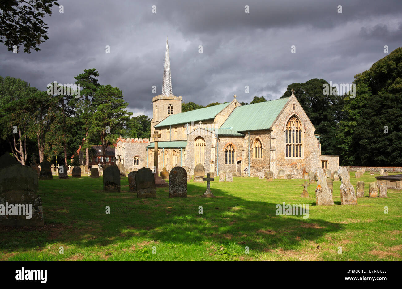 Una vista della chiesa parrocchiale di Santa Maria a Little Walsingham, Norfolk, Inghilterra, Regno Unito. Foto Stock