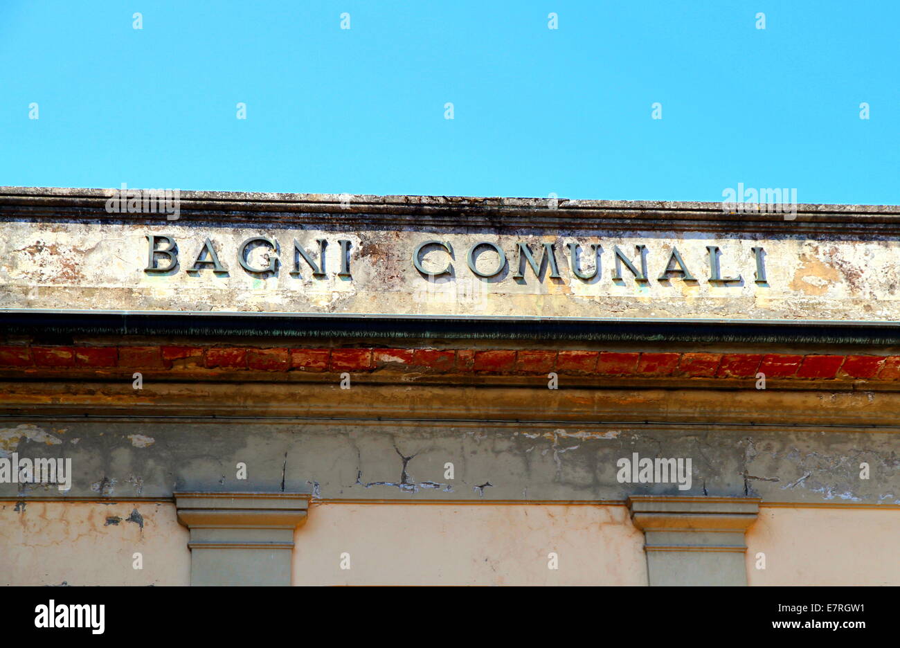 Bagni pubblici con segno a Lucca, Italia Foto stock - Alamy