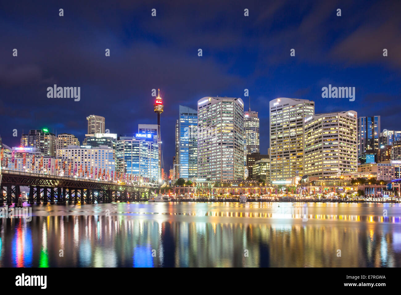 Skyline di Sydney e Pyrmont bridge al tramonto vicino al Darling Harbour, a Sydney in Australia Foto Stock