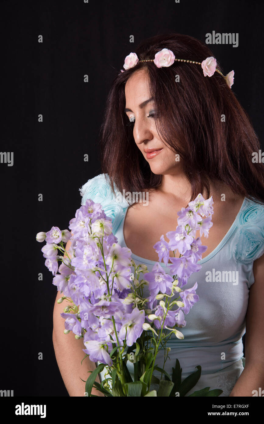 Romantico cerca donna con un diadema di fiori di contenimento Foto Stock