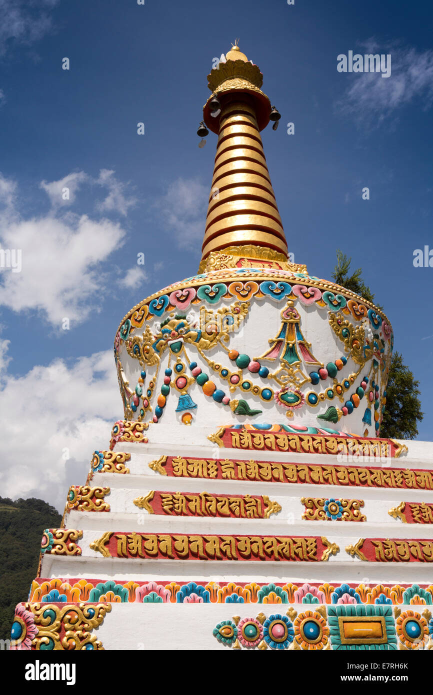 Il Bhutan orientale, Trashi Yangtse, monastero, altamente decorato chorten, pattern Foto Stock