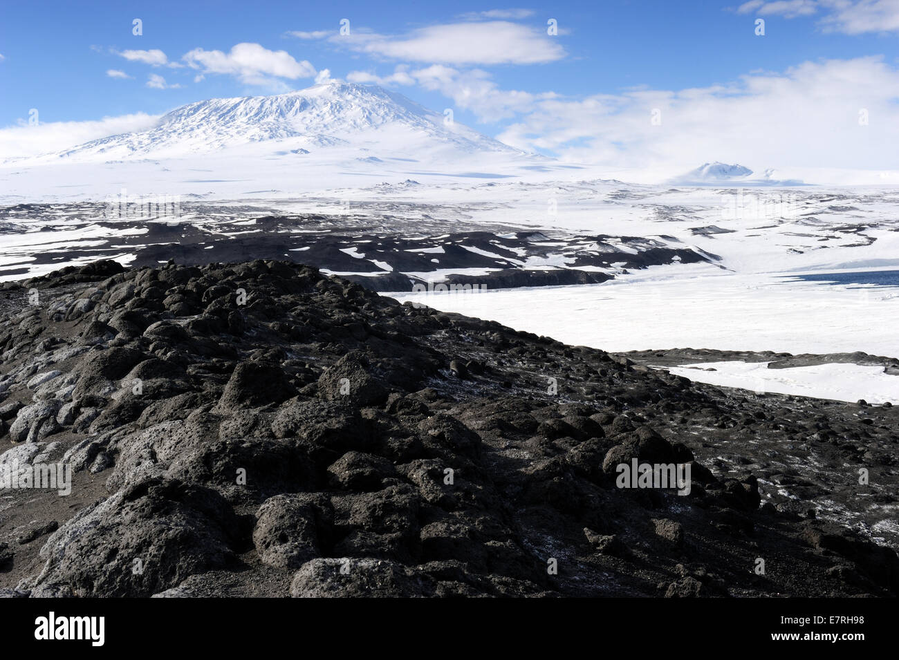 Vista sul Monte Erebus con paesaggio vulcanico in primo piano, Cape Royds, Antartide. Foto Stock