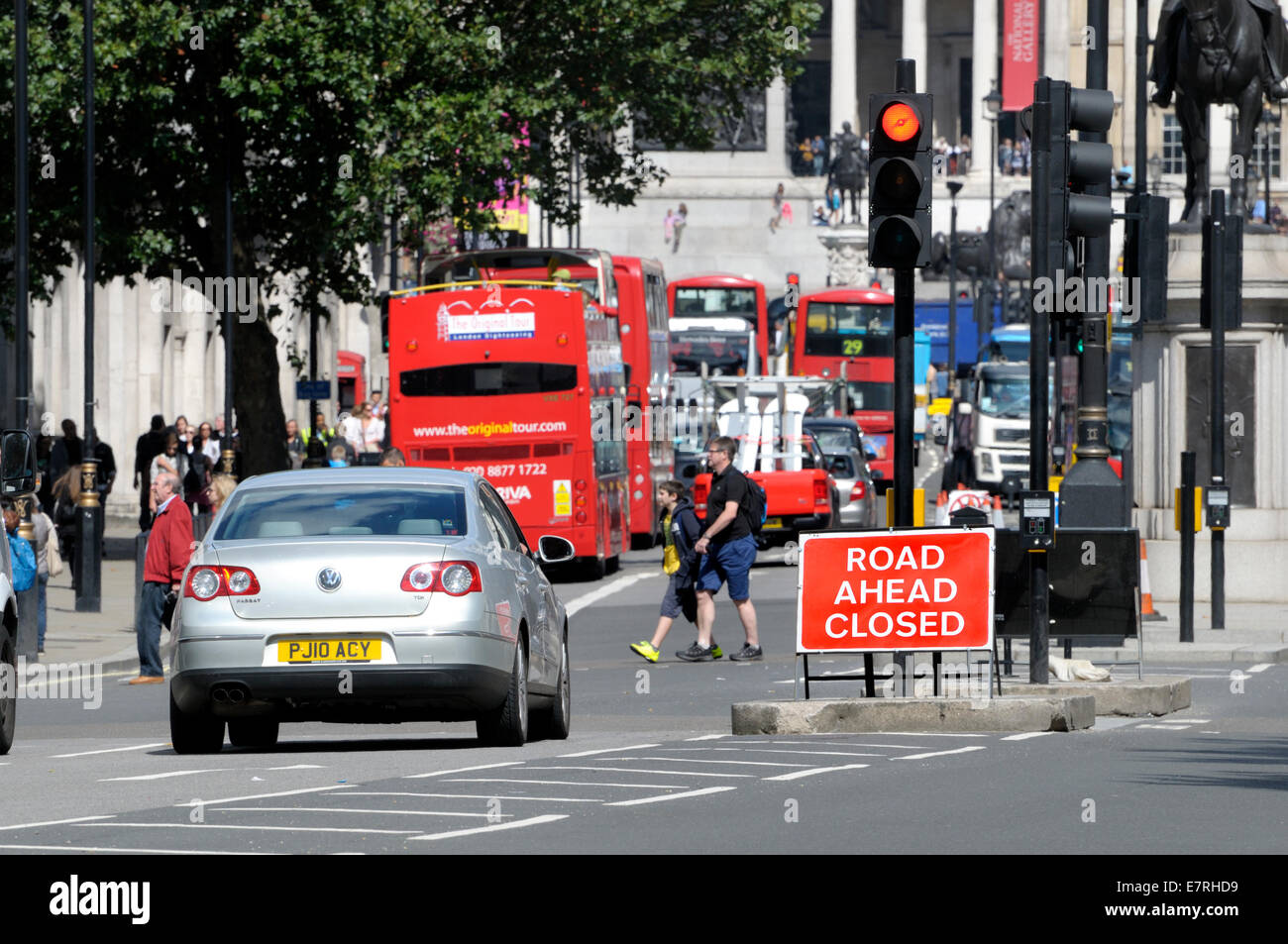 Londra, Inghilterra, Regno Unito. Strada chiusa tra segno in Whitehall Foto Stock
