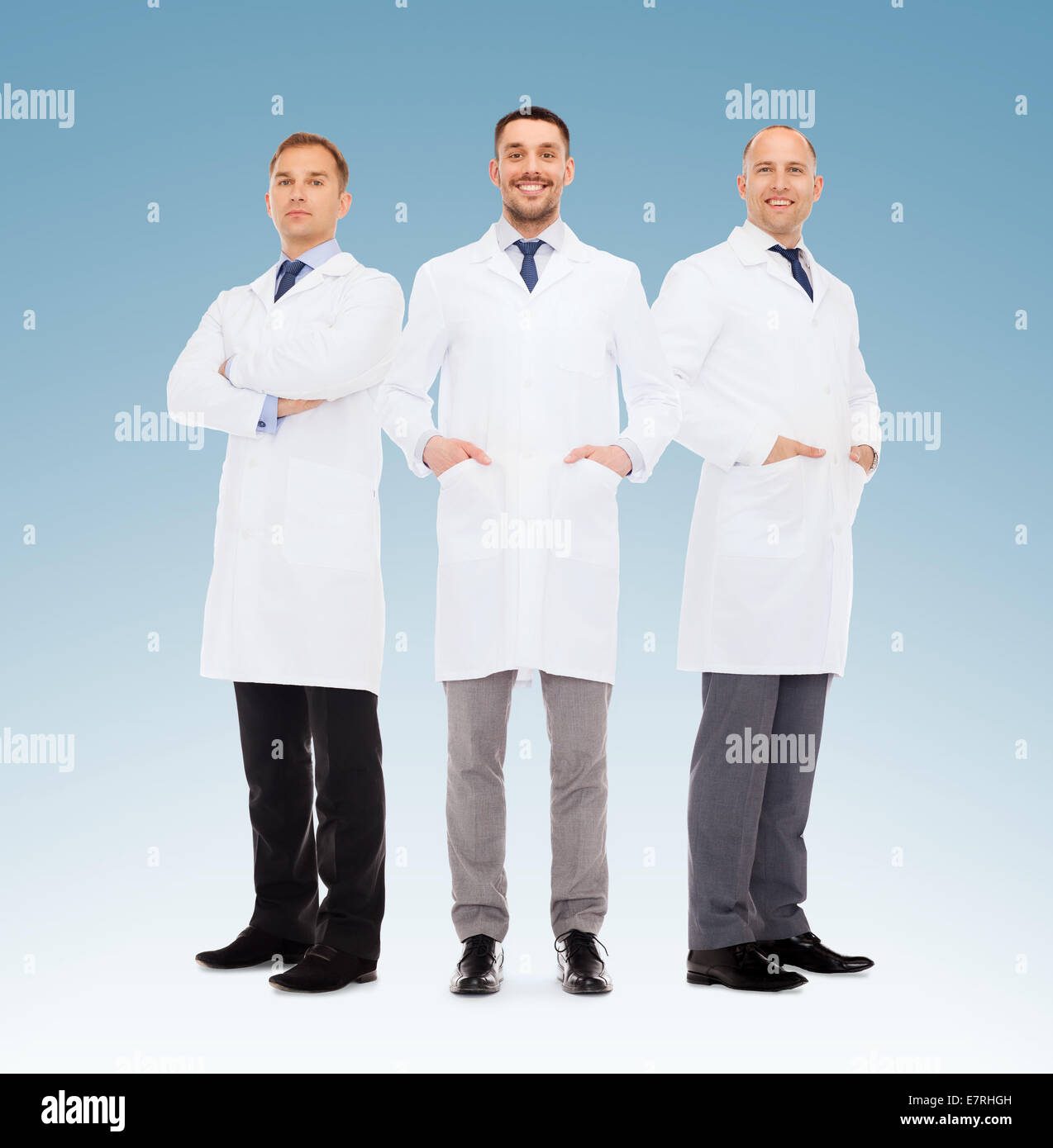 Gruppo di sorridere medici di sesso maschile in camici bianchi Foto Stock