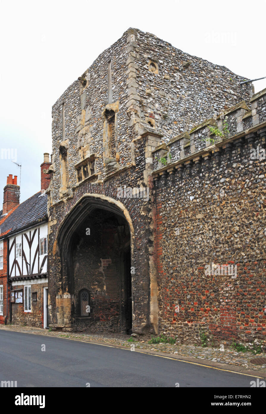 Una vista della vecchia abbazia Gatehouse nella High Street a poca Walsingham, Norfolk, Inghilterra, Regno Unito. Foto Stock