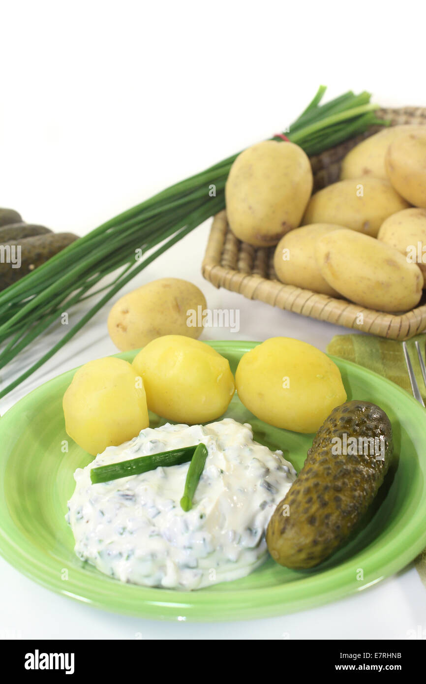 Ricotta alle erbe con patate bollite e cetriolo sottaceto Foto Stock