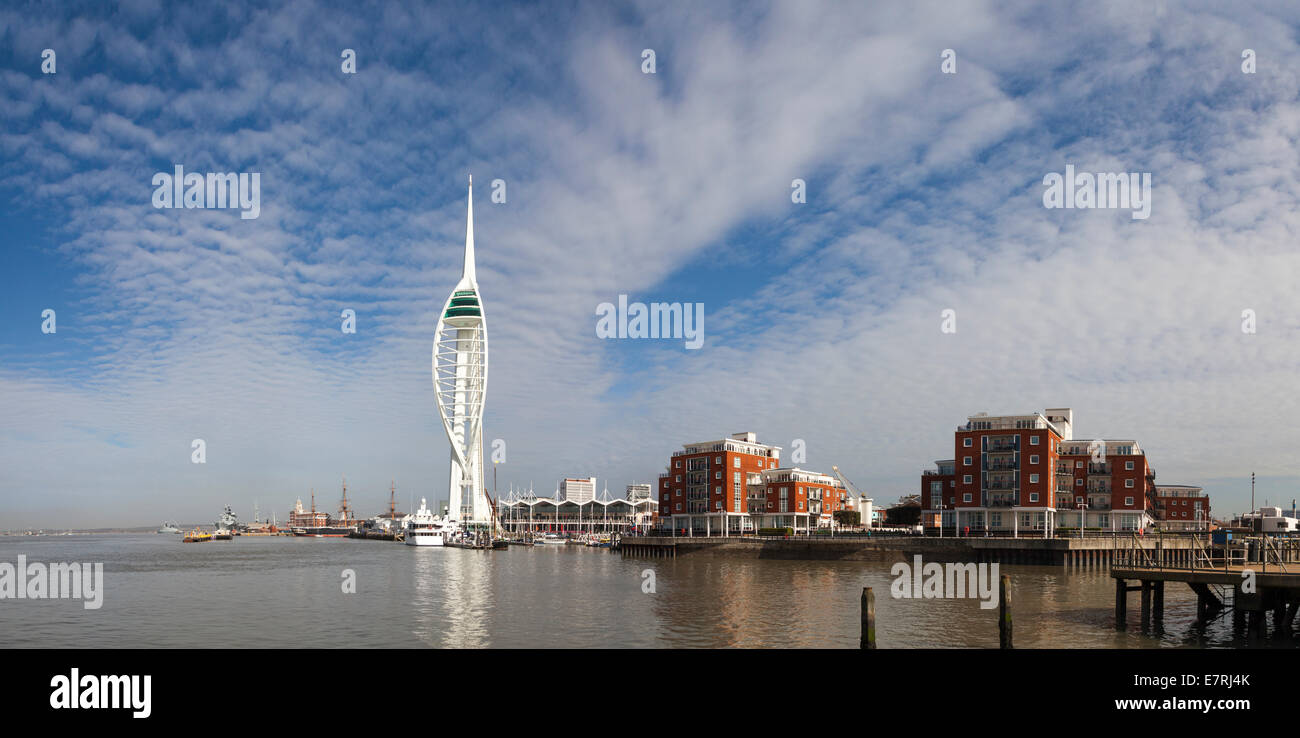 Panorama di Portsmouth Porto dal punto mostra Gunwharf Quays e Spinnaker Tower. Foto Stock