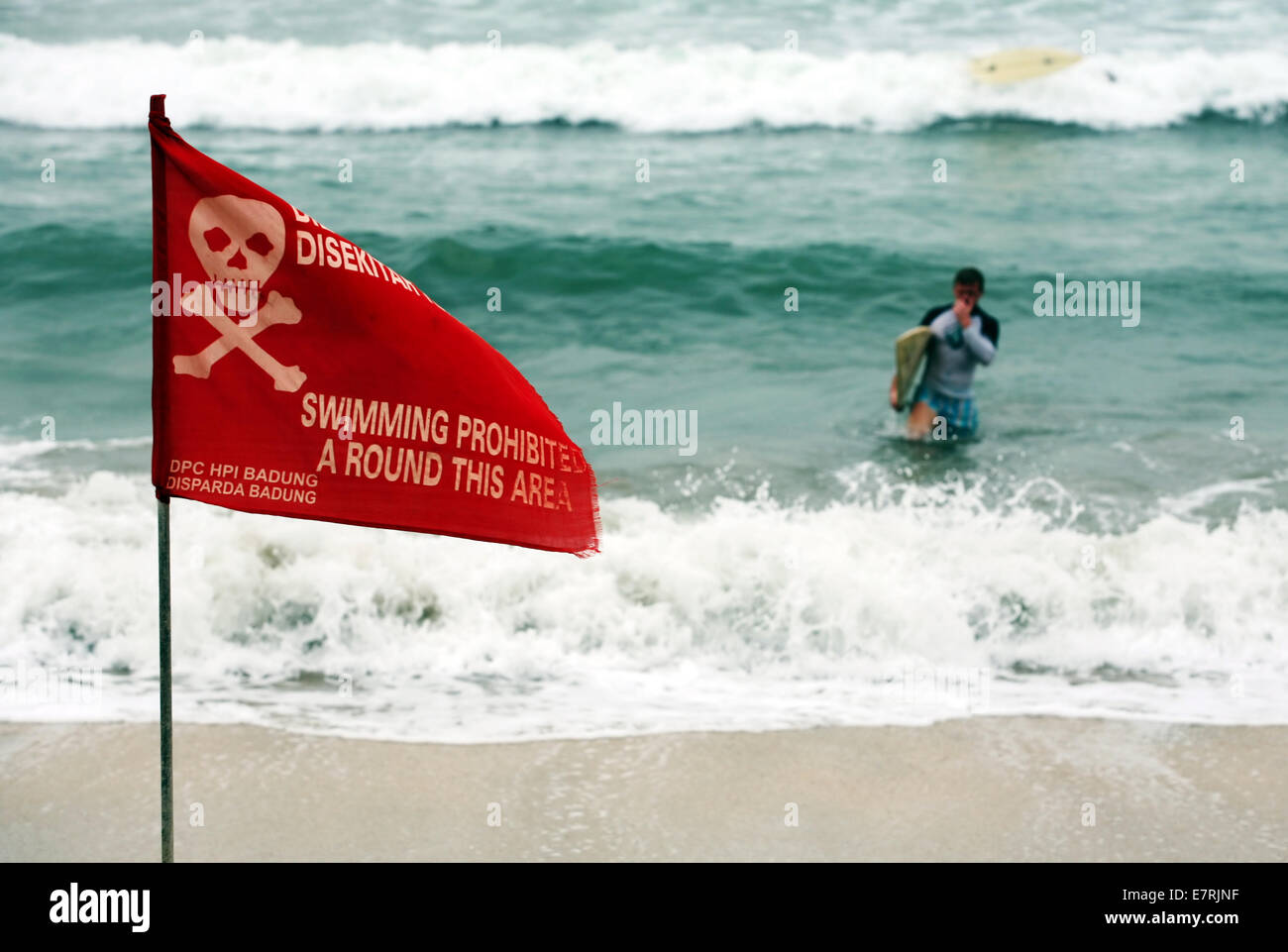 Proibito nuotare intorno a questa zona bandiera in Kuta Beach, Bali Foto Stock