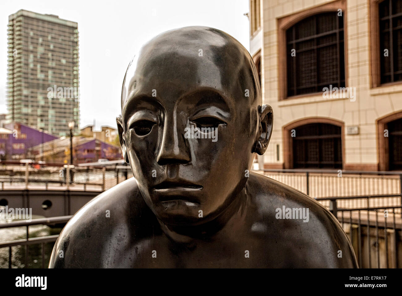 Uno dei "Due uomini su una panchina' vicino Cubitt passi a Canary Wharf, Londra Foto Stock