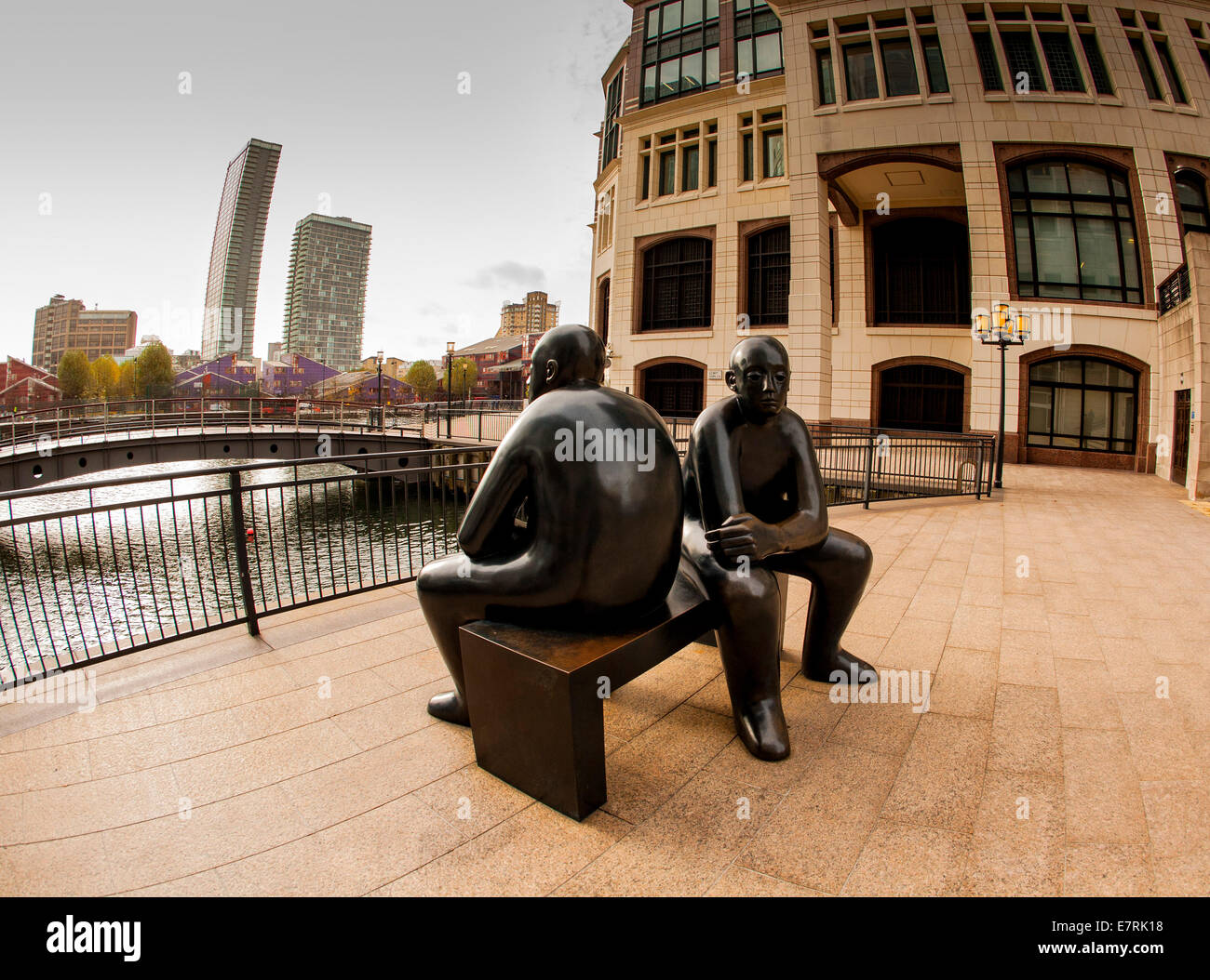 Due uomini su un banco vicino Cubitt passi a Canary Wharf Foto Stock