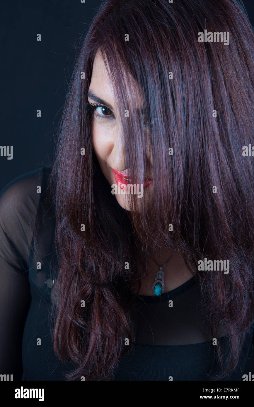 Donna con i capelli sul suo viso Foto Stock
