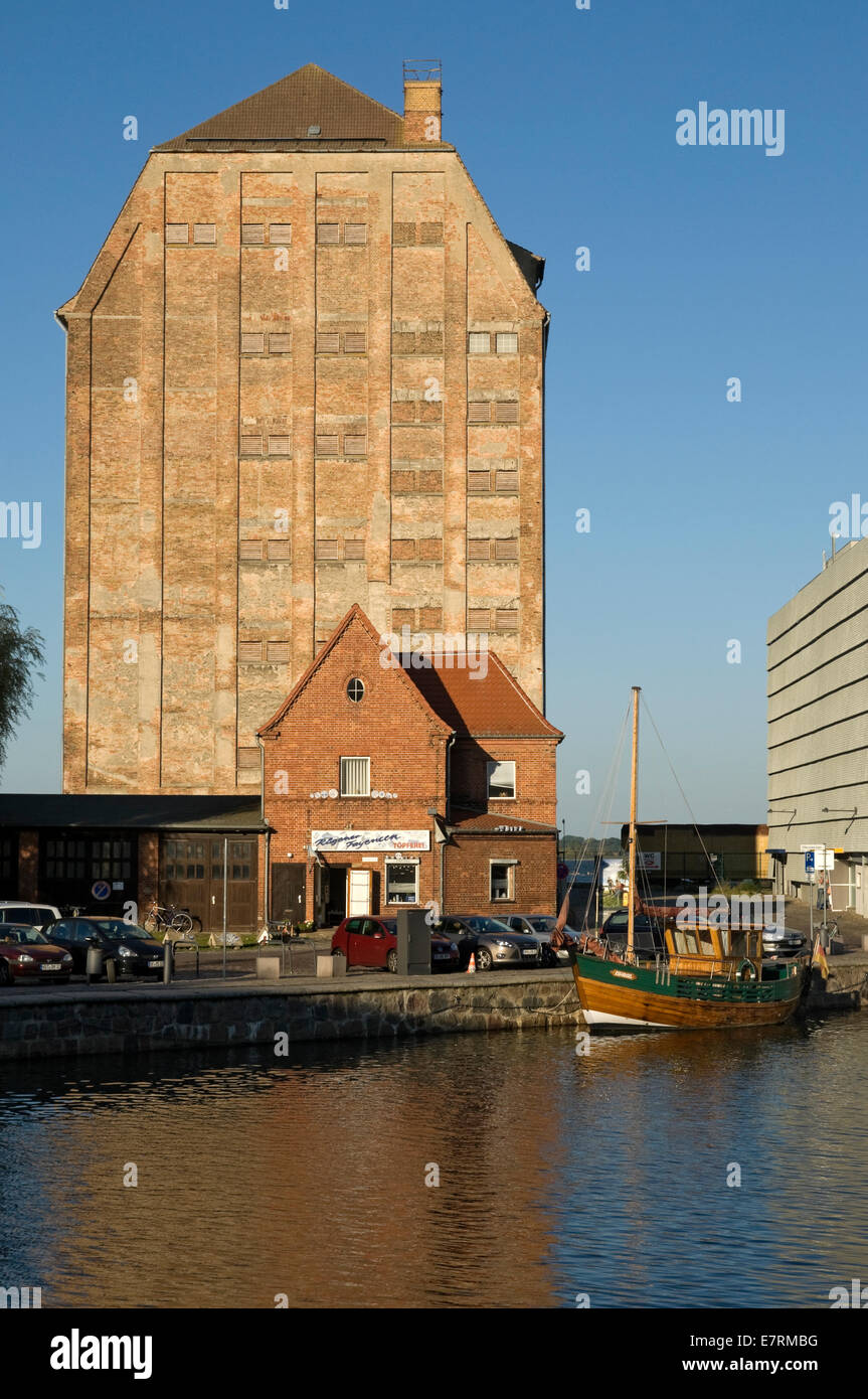Magazzino e gli edifici del porto, Stralsund, Meclemburgo-Pomerania Occidentale, Germania. Foto Stock