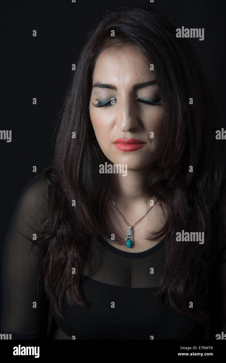 Ritratto di una donna con gli occhi chiusi e ciglia finte Foto Stock