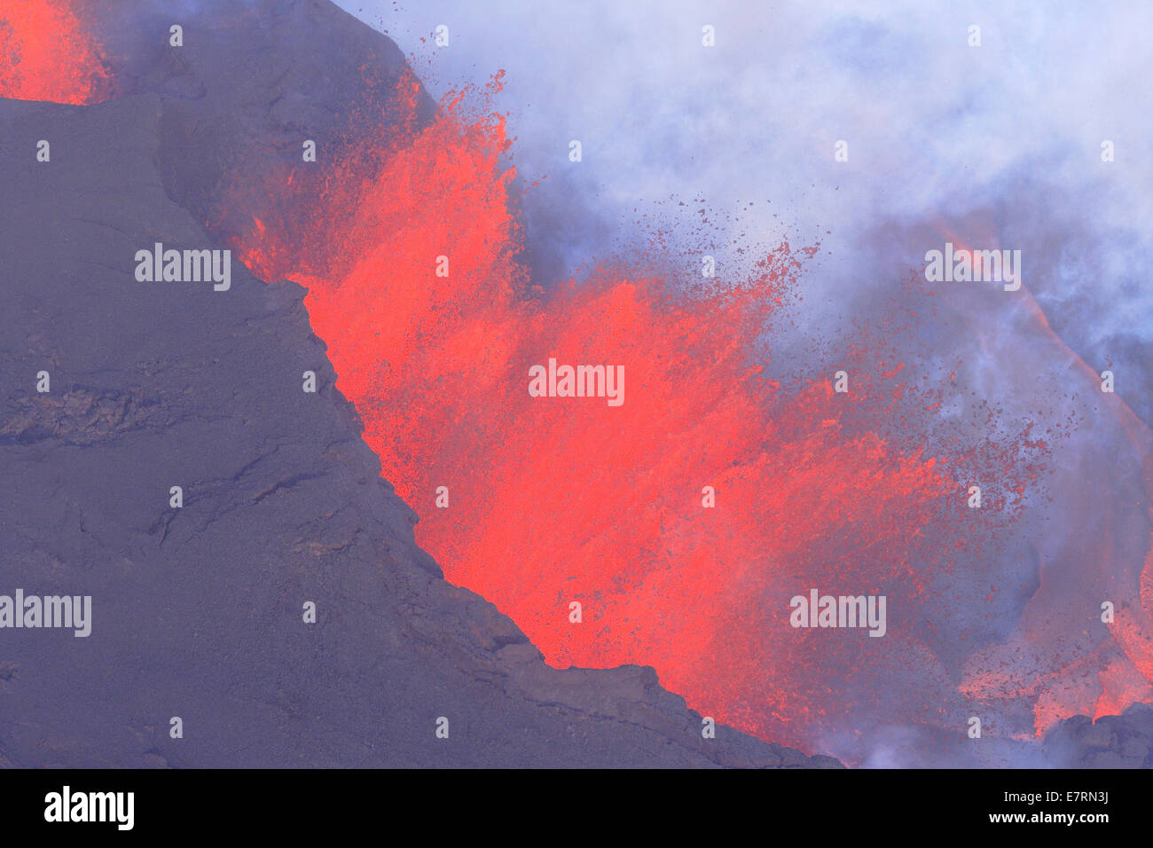 Vista aerea dell'eruzione vulcanica nel sito della Bardarbunga Holuhraun area. Clowds spessa di SO2 sono circostanti la zona di eruzione. L'immagine è stata presa su 09/11/2014. Foto Stock