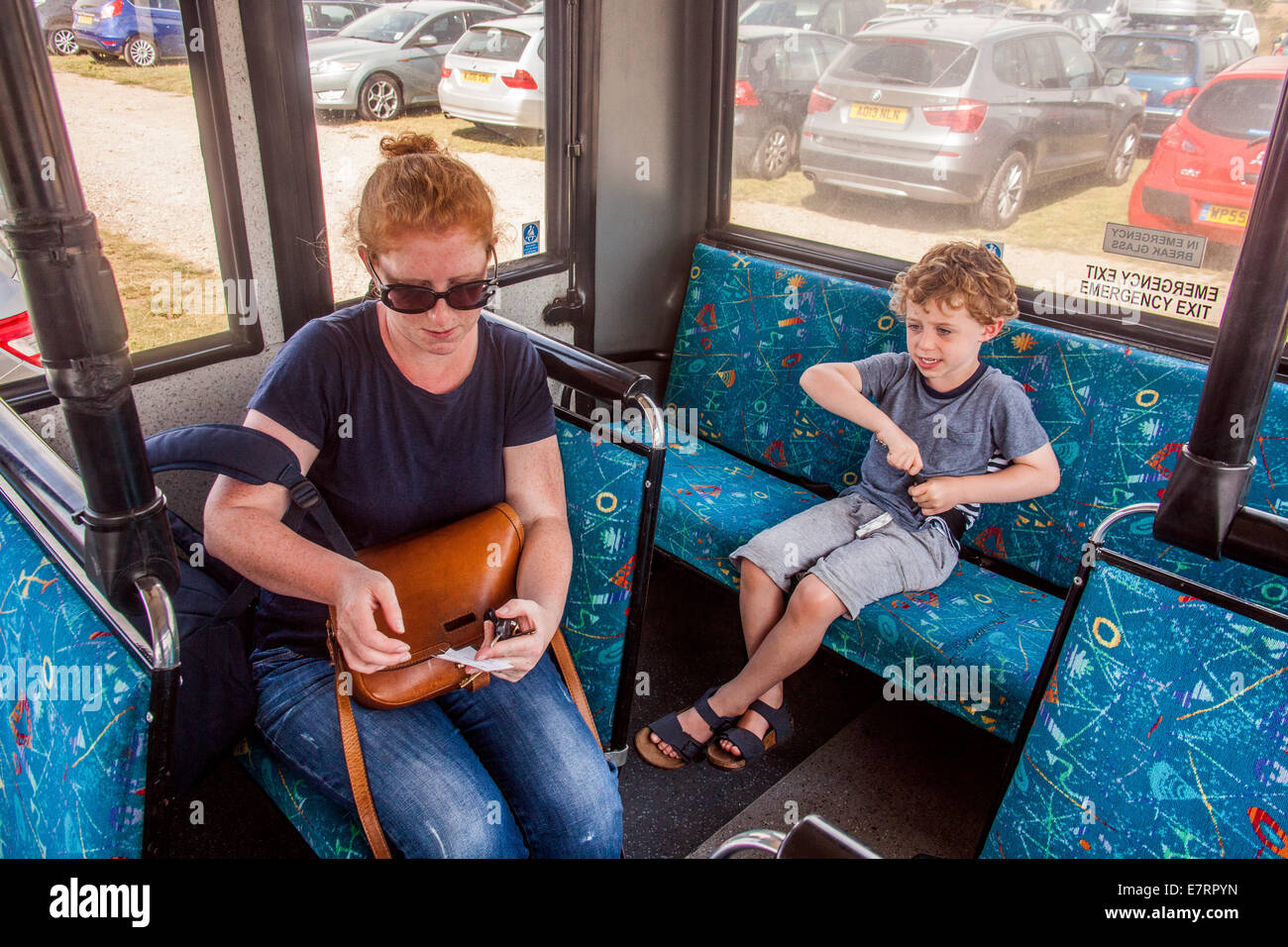 I passeggeri sul parco e autobus a Salcombe, South Devon, Inghilterra, Regno Unito. Foto Stock