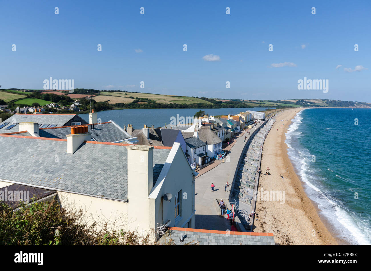 Slapton Sands e Torcross spiaggia nel sud prosciutti, Devon con Slapton Ley Riserva Naturale in background Foto Stock