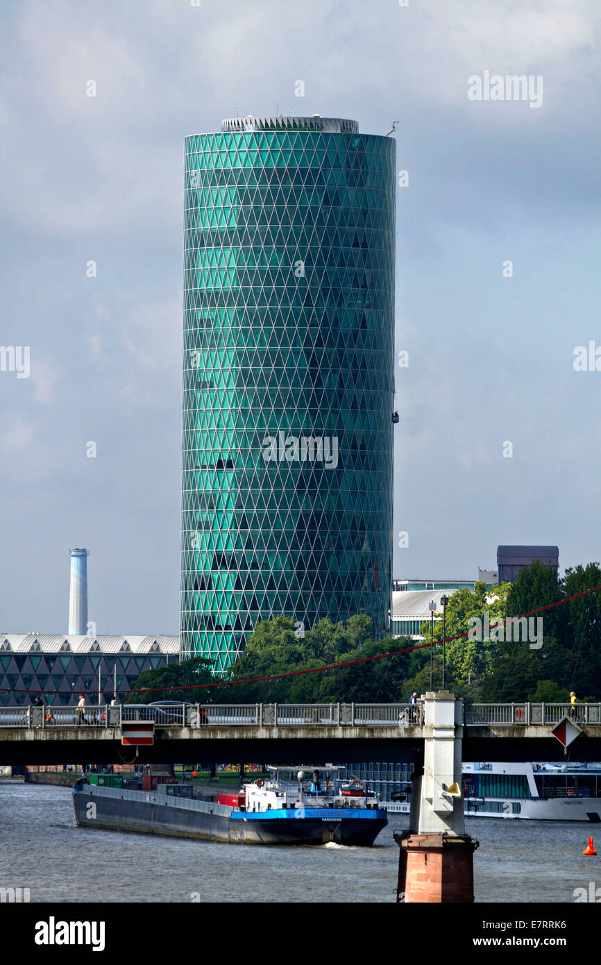 Il fiume principale, Friedens Bridge e Westhafen Tower, Frankfurt am Main, Hesse, Germania, Europa. 22 Agosto 2014 Foto Stock