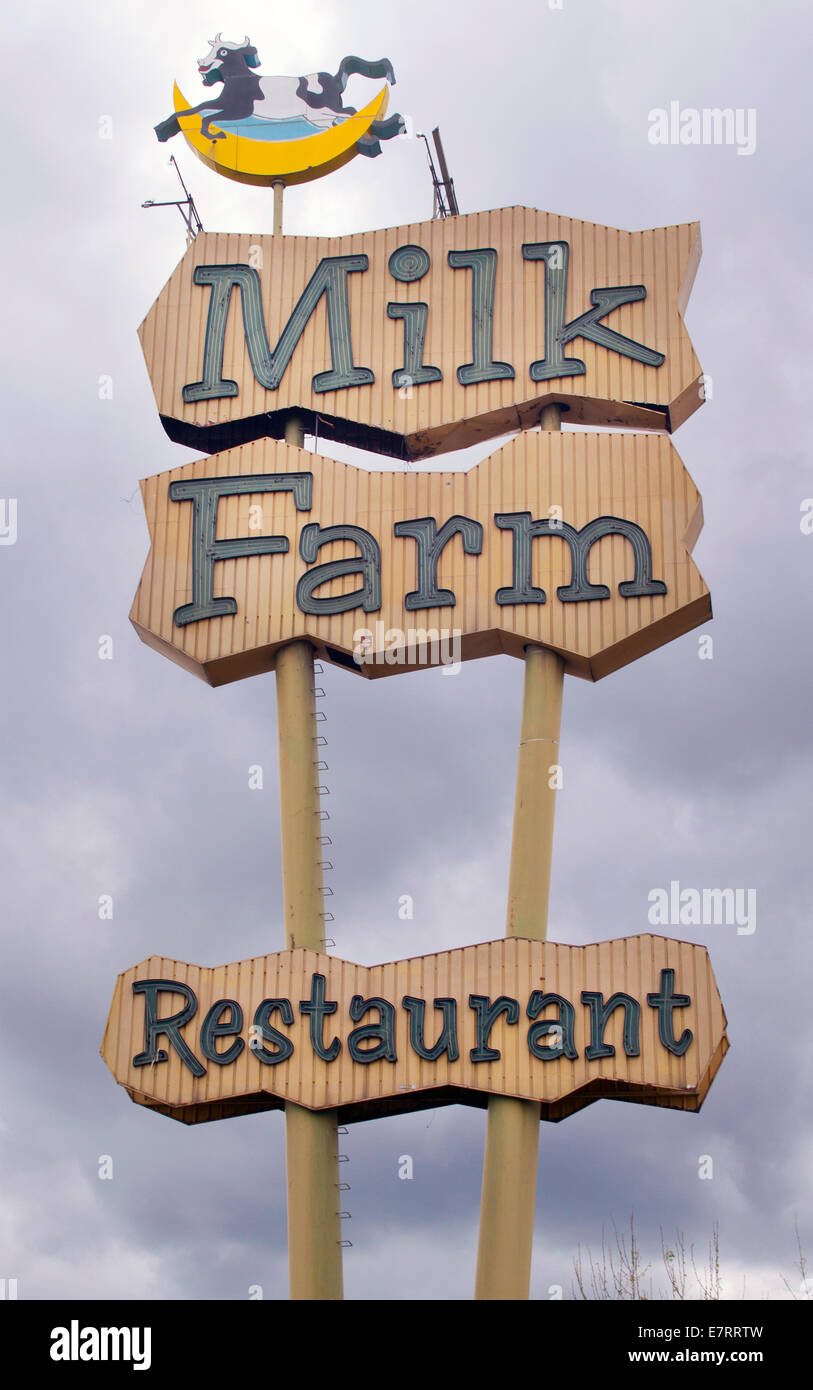 L'insegna vintage Milk Farm Restaurant a Dixon, California, si erge alto come un nostalgico punto di riferimento lungo la strada dall'età dell'oro del viaggio. Foto Stock
