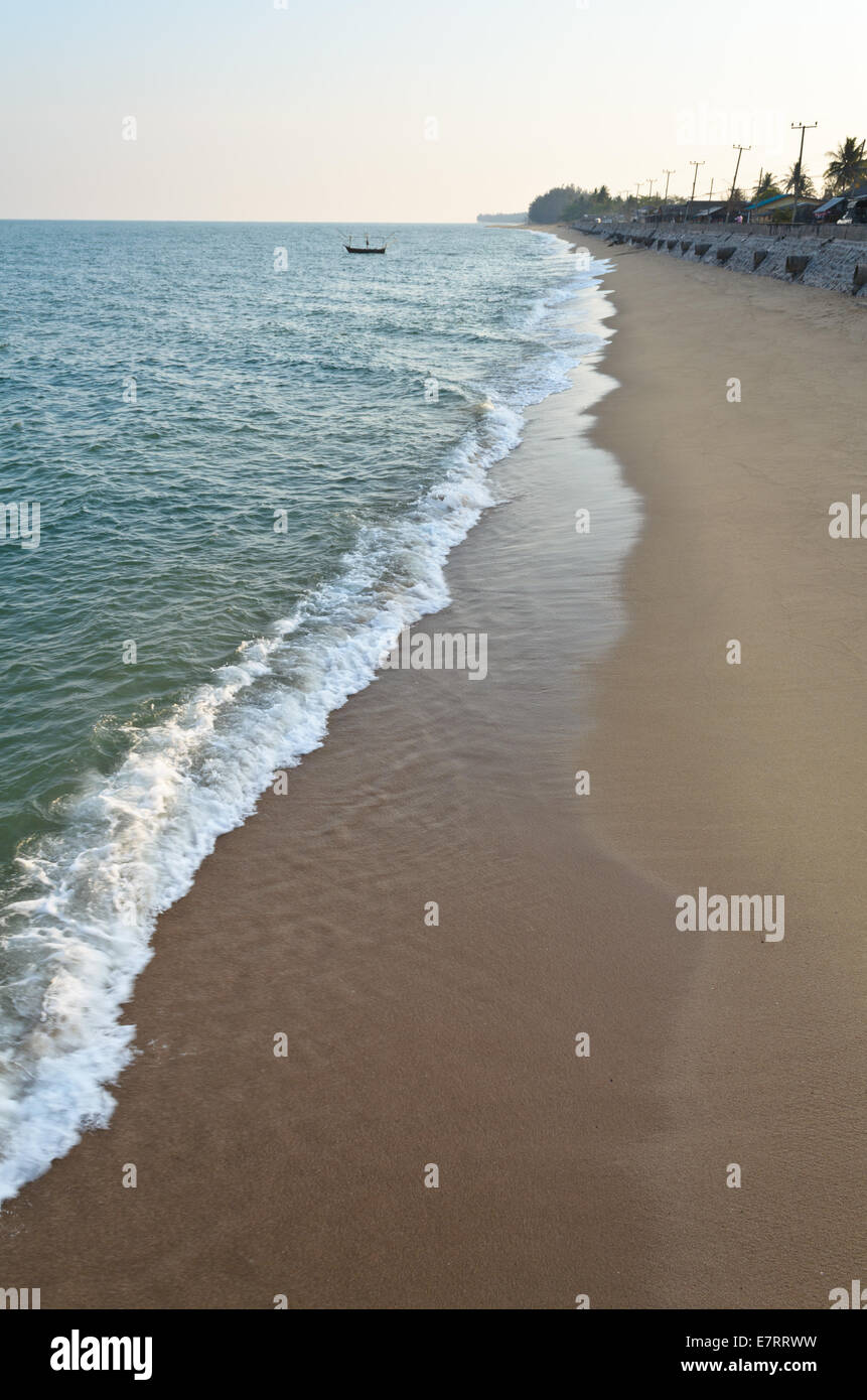 La spiaggia è adiacente alla città in Prachuap Khiri Khan provincia della Thailandia. Foto Stock