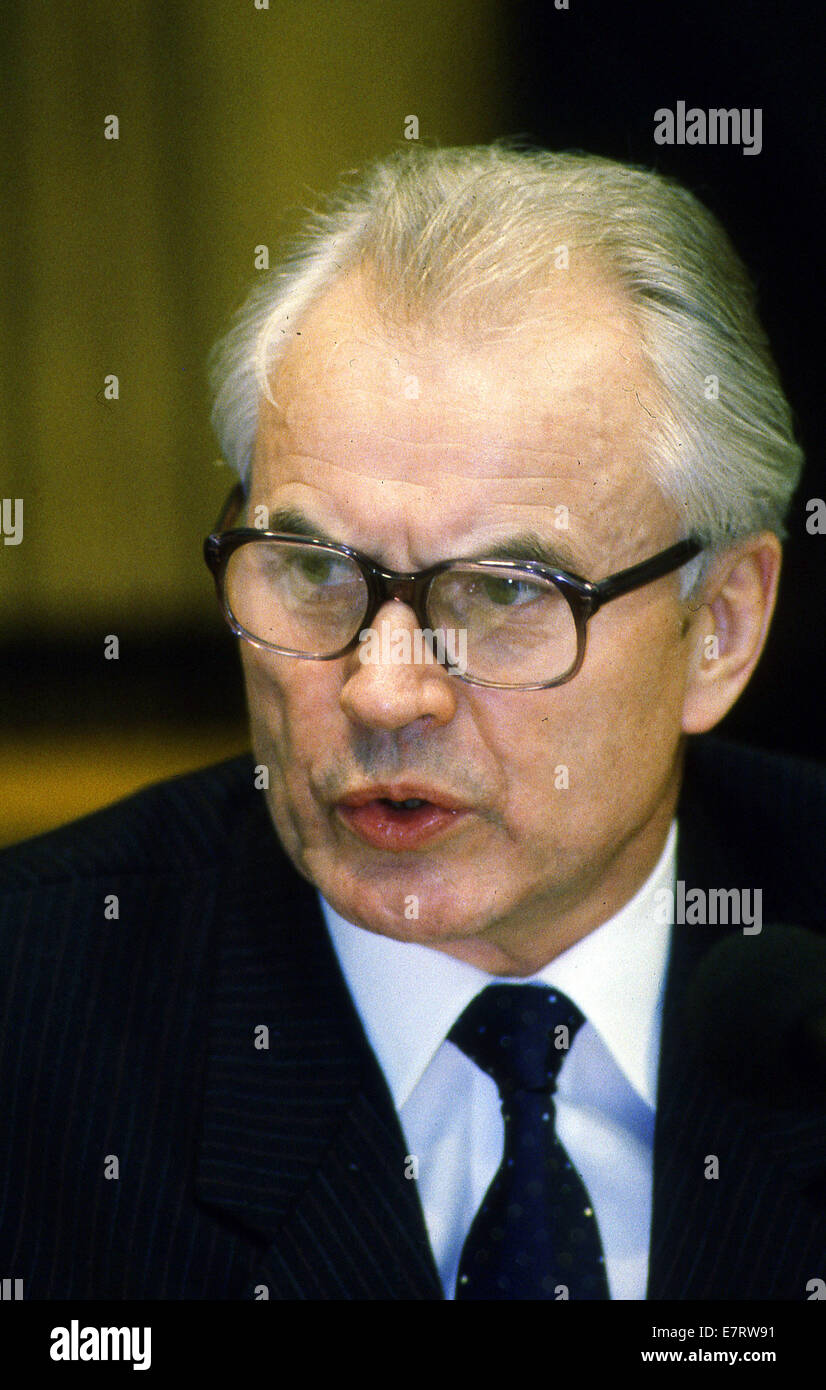 Bonn, Germania Ovest. 3 Luglio, 2007. Bonn, Germania; Feb 13, 1990 --- Hans Modrow, l'ultimo premier comunista della Germania Est, durante una visita alla capitale tedesca di Bonn. Modrow ha avuto una lunga carriera politica in Germania Est. Modrow divenne premier in seguito alle dimissioni di Willi Stoph il 13 novembre 1989. Dopo la destituzione di Egon Krenz come leader del Partito socialista unitario il 7 dicembre, Modrow è diventato il leader de facto della Germania orientale, anche se egli non è diventato leader del rinominato partito del socialismo democratico. Modrow rimasto premier fino alle elezioni del 18 marzo 1990.ZUMA Pr Foto Stock