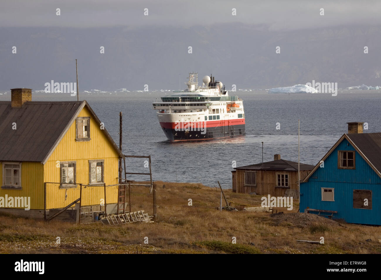 MS FRAM invita il carbone abbandonate comunità mineraria di Qullissat sull isola di Disko. La Groenlandia artico Foto Stock