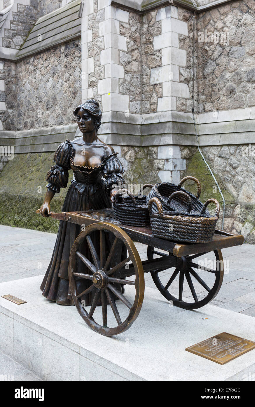 Statua di Molly Malone nella sua casa temporanea (fino al 2017) al di fuori dell'ufficio informazioni turistiche su Suffolk Street, Dublin City, Irlanda Foto Stock