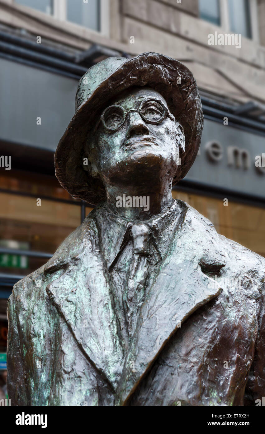 Statua di James Joyce su Earl Street North, Dublin City, Repubblica di Irlanda Foto Stock