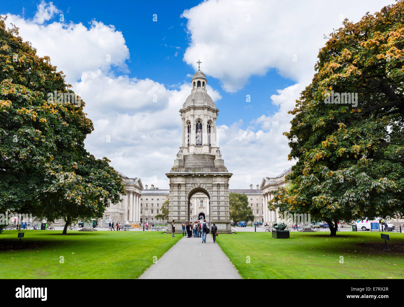 Biblioteca piazza e il Campanile, il Trinity College di Dublino, Repubblica di Irlanda Foto Stock