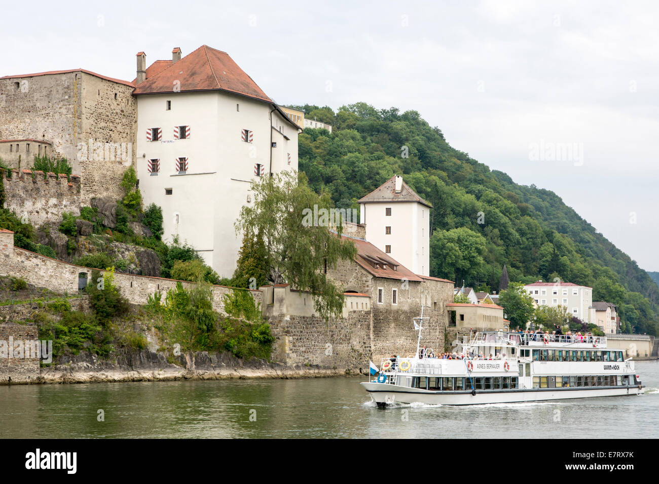 PASSAU, Germania - 23 agosto: nave passeggeri sul fiume Danubio in Passau, Germania il 23 agosto 2014. Foto Stock PASSAU, Germania - 23 agosto: nave passeggeri sul fiume Danubio in Passau, Germania il 23 agosto 2014. Foto Stock