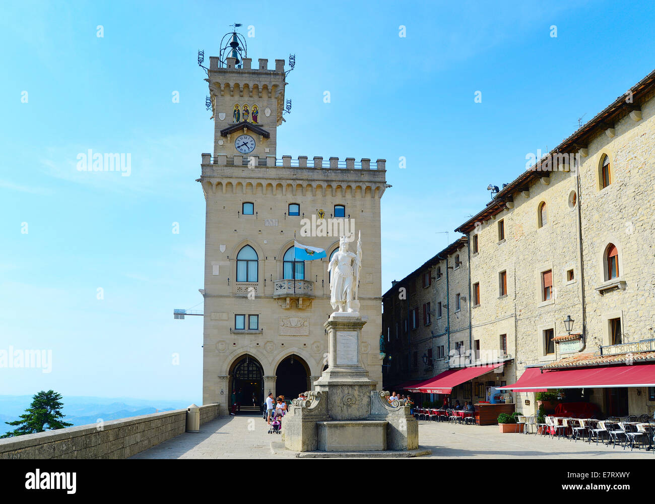 I turisti di visitare Palazzo Pubblico e la Statua della Libertà a San Marino Foto Stock