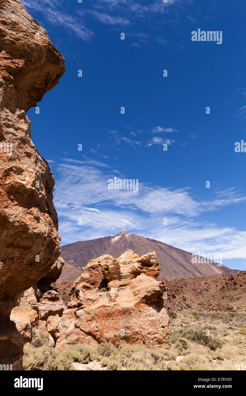 Volcanoc formazioni rocciose e cirrus cloud nel parco nazionale di Las Canadas del Teide Tenerife, Isole Canarie, Spagna. Foto Stock