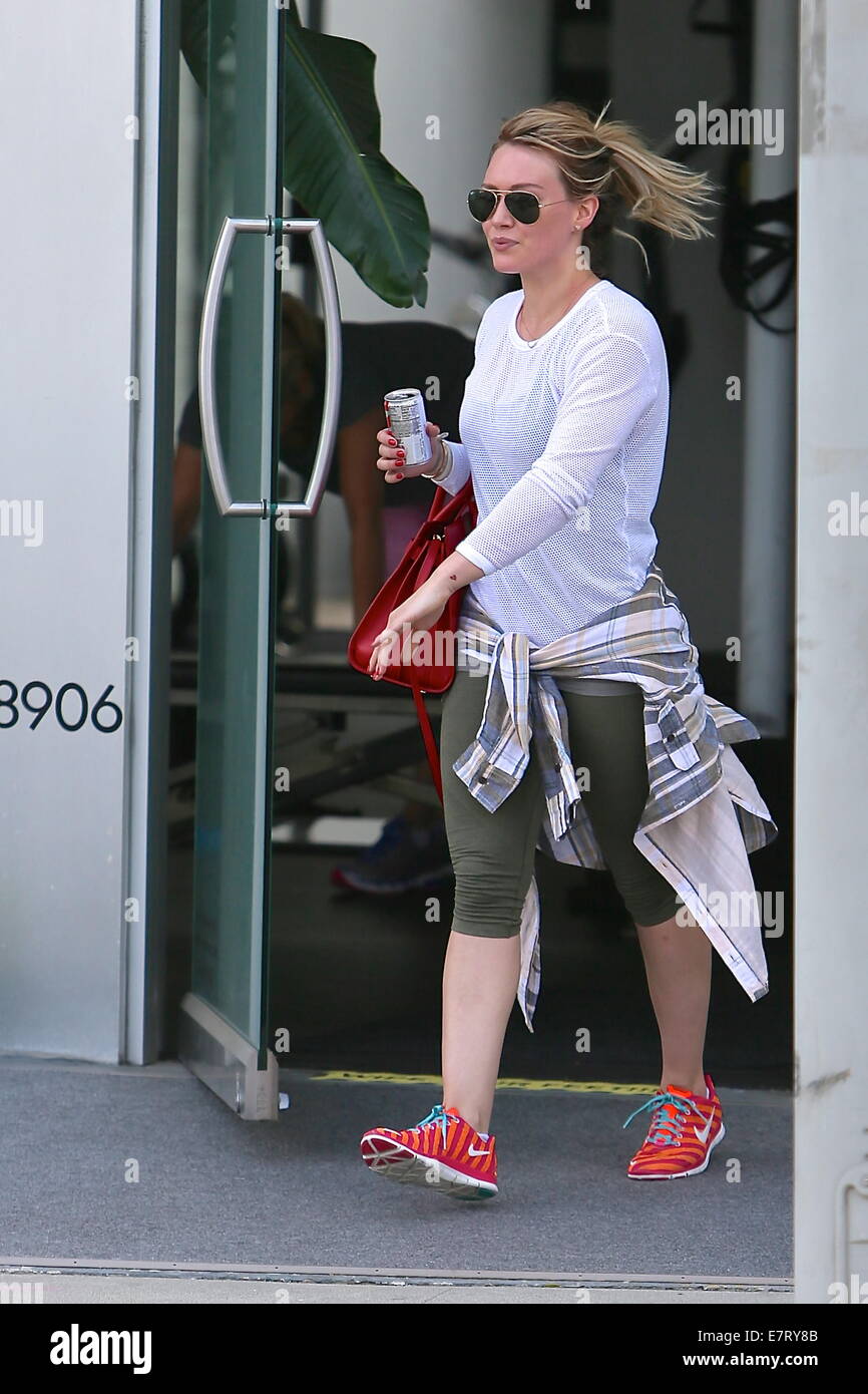 Hilary Duff visto lasciare una palestra che porta una Diet Coke. Dotato di: Hilary Duff dove: Los Angeles, California, Stati Uniti quando: 21 Mar 2014 Foto Stock