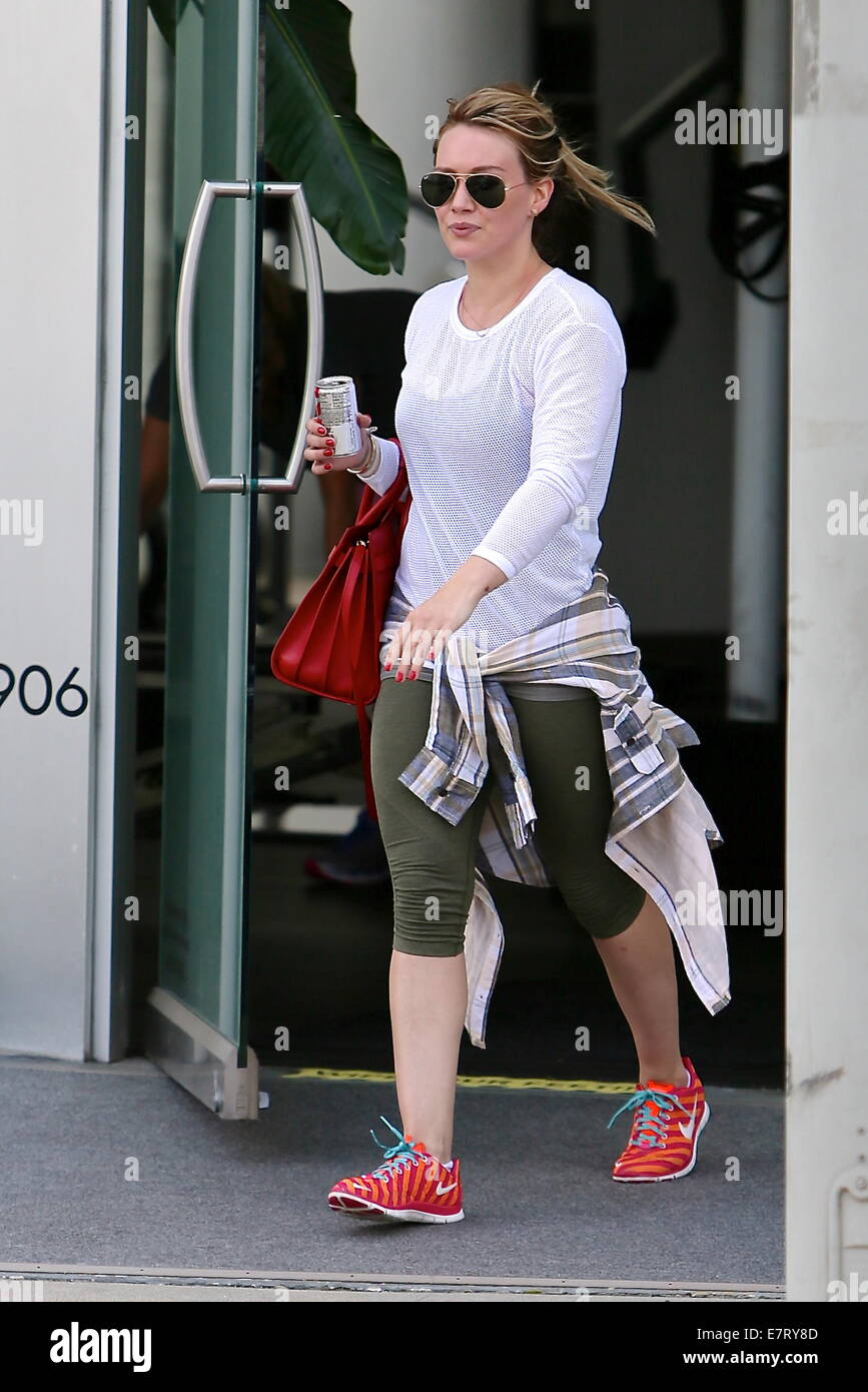 Hilary Duff visto lasciare una palestra che porta una Diet Coke. Dotato di: Hilary Duff dove: Los Angeles, California, Stati Uniti quando: 21 Mar 2014 Foto Stock