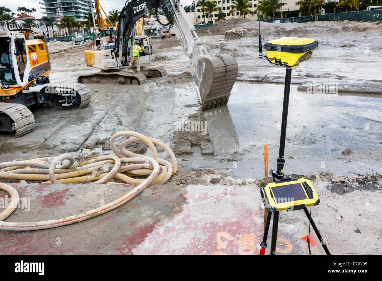 Miami Beach Florida,cantiere,escavatore,attrezzatura del geometra,livellatore,livello dumpy,digitale,computerizzato,laser,fondazione,edificio,FL Foto Stock