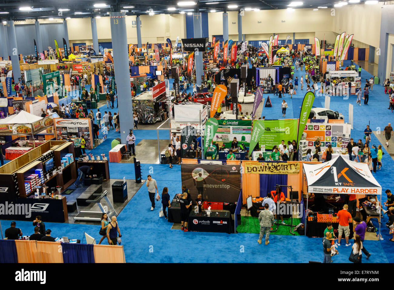 Miami Beach Florida, Centro Convegni, centro, Nissan Health & Fitness Expo, Miami Marathon, metà corsa, corridore, venditori ambulanti bancarelle stand mercato Foto Stock