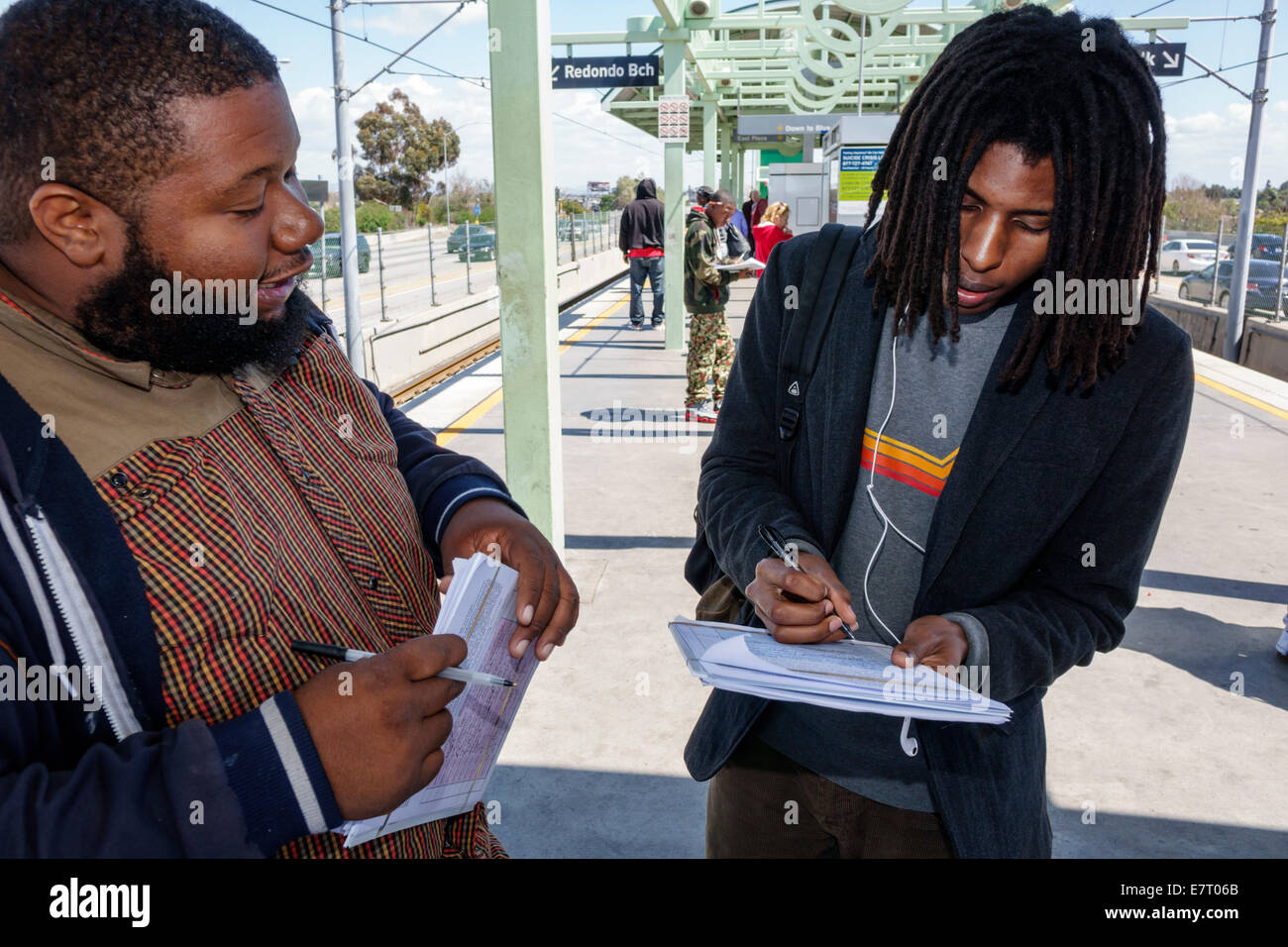 Los Angeles California, LA County Metro Rail, Willowbrook Station, Rosa Parks, linea verde, treno, metropolitana, treno, trasporto di massa, piattaforma, uomo nero maschile, Surve Foto Stock