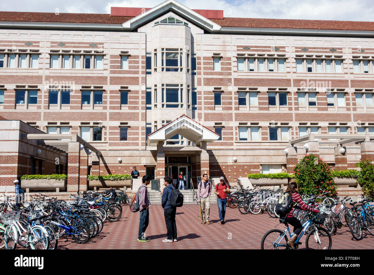 Los Angeles California, USC, University of Southern California, campus, università, università, istruzione, edificio, esterno, biblioteca Leavey, Martens Plaza, Boy bo Foto Stock