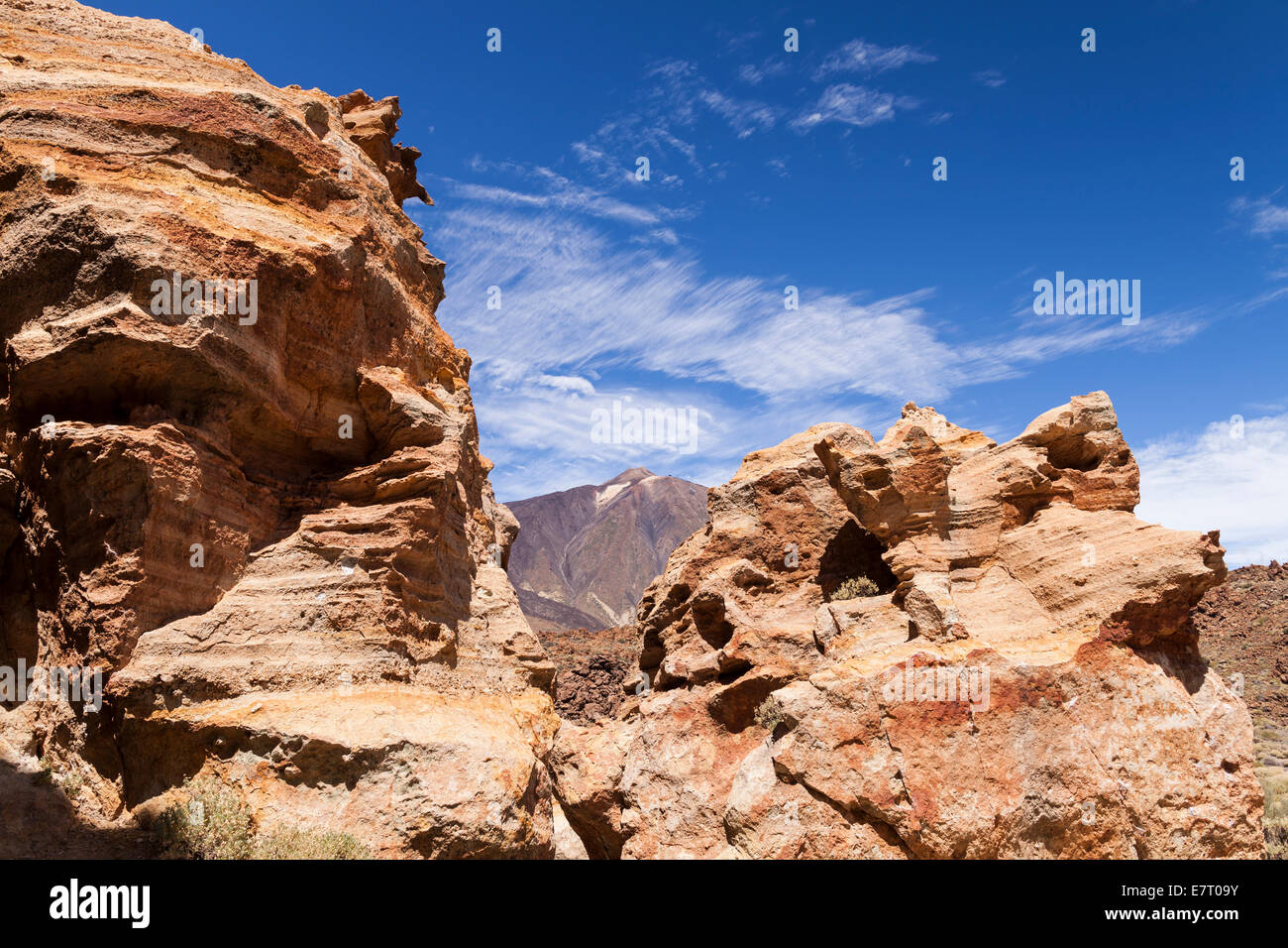 Volcanoc formazioni rocciose e cirrus cloud nel parco nazionale di Las Canadas del Teide Tenerife, Isole Canarie, Spagna. Foto Stock