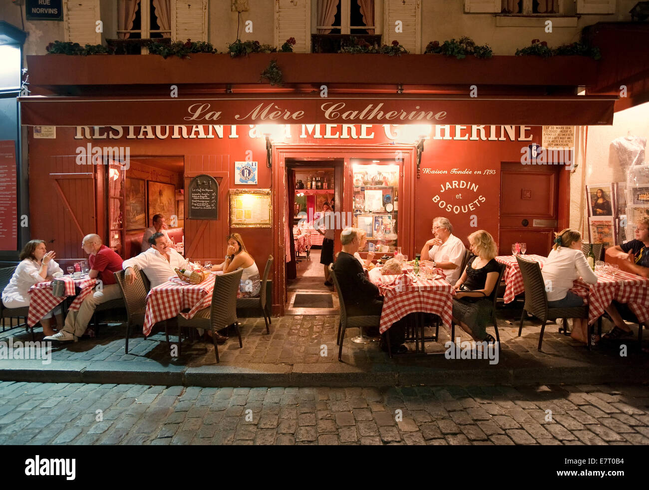 Ristorante Montmartre; persone che mangiano fuori di sera al ristorante 'la Mere Catherine', Montmartre, Parigi Francia Europa Foto Stock