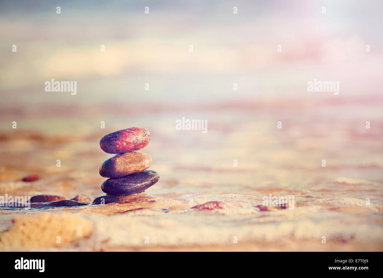 Vintage stile retrò immagine di pietre sulla spiaggia, Zen spa concept sfondo. Foto Stock