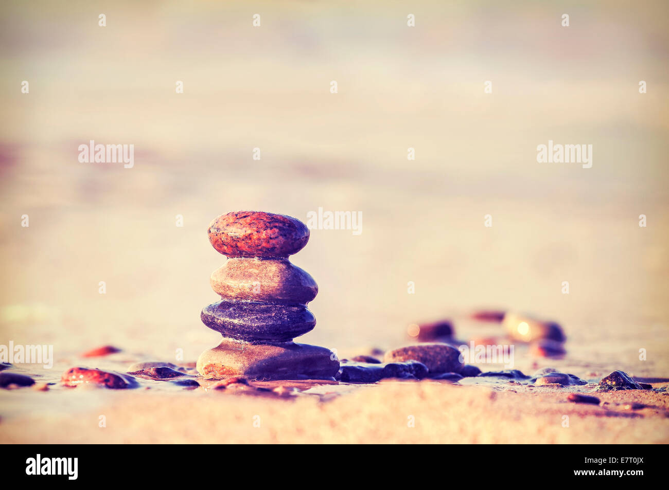 Vintage stile retrò immagine di pietre sulla spiaggia. Foto Stock