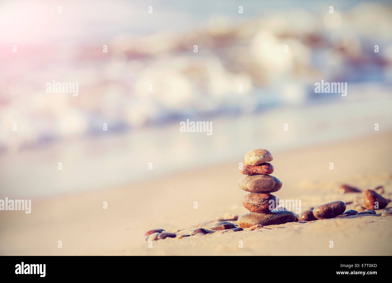 Vintage stile retrò immagine di pietre sulla spiaggia. Foto Stock