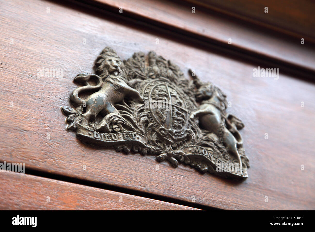 Governo britannico stemma su un pannello di legno Foto Stock