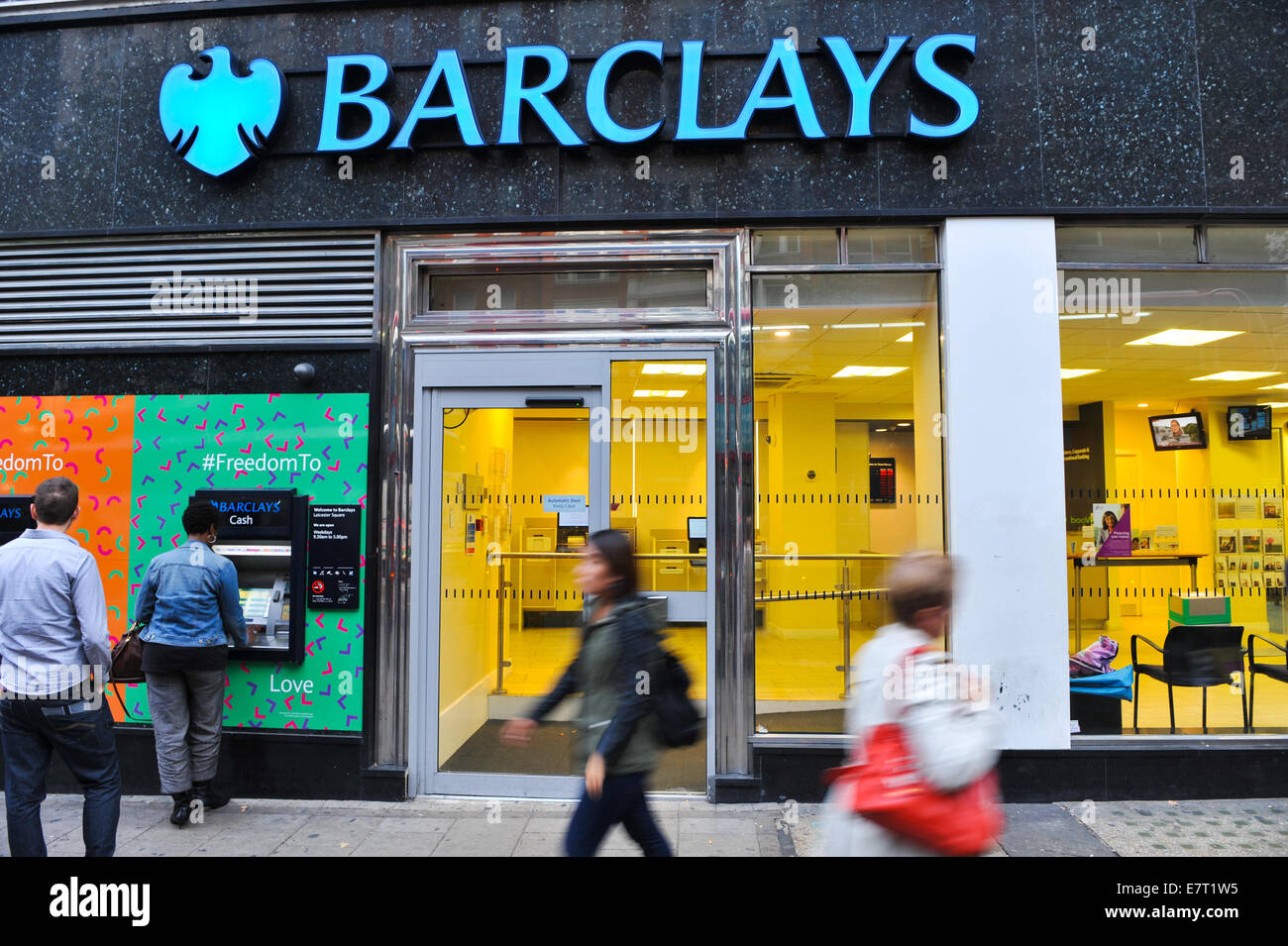Piccadilly Circus, Londra, Regno Unito. Il 23 settembre 2014. Barclays Bank è una multa di £ 38 milioni di euro per mancanza di separare il suo denaro dal credito ai clienti: Matteo Chattle/Alamy Live News Foto Stock
