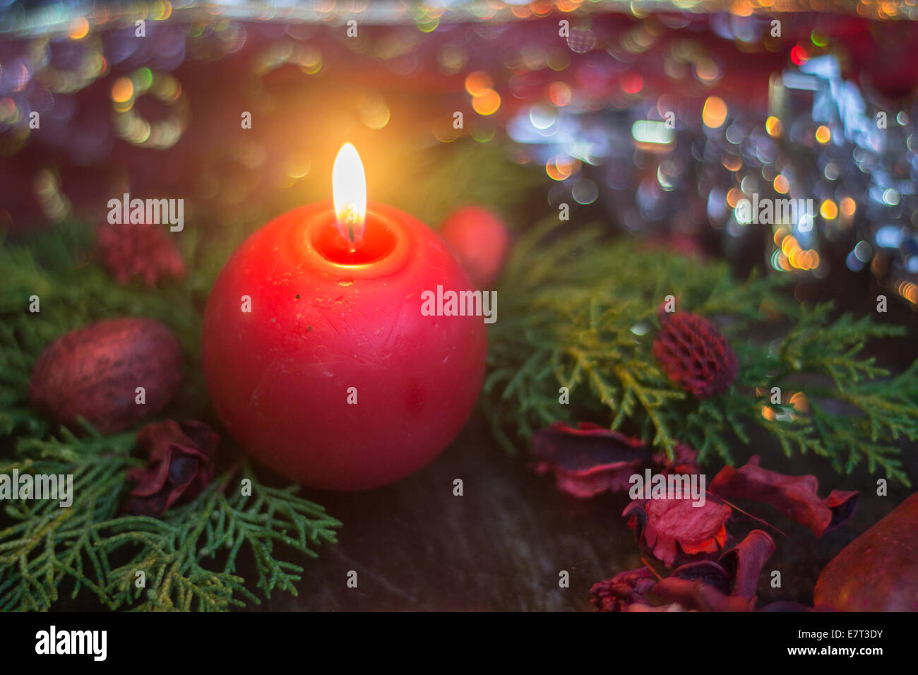 Christmas candle fiamma ramo fir decorazioni festive oscuro crepuscolo nessuno Foto Stock