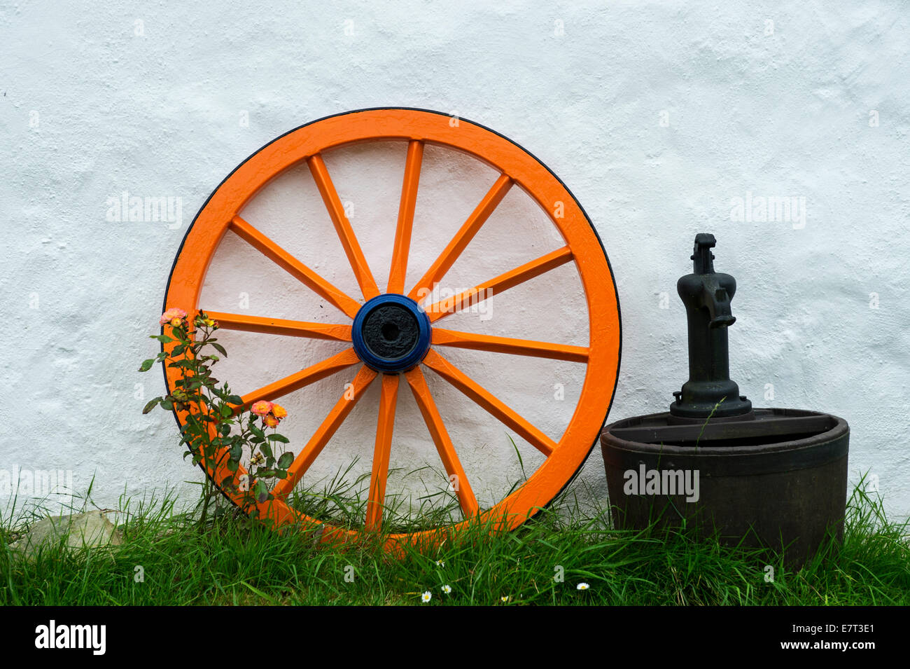 Appoggiate e lavare la benna al di fuori di un tradizionale del XIX secolo irlandese tetto di paglia cottage, Malin Head, County Donegal, Irlanda. Foto Stock
