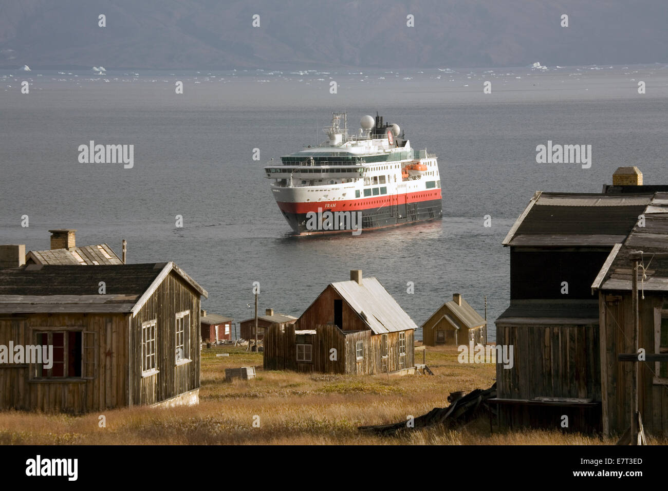 MS FRAM invita il carbone abbandonate comunità mineraria di Qullissat sull isola di Disko. La Groenlandia, Arctic Foto Stock